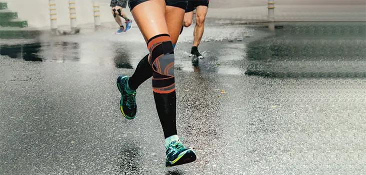 marathin runner wearing KneeHero during a race